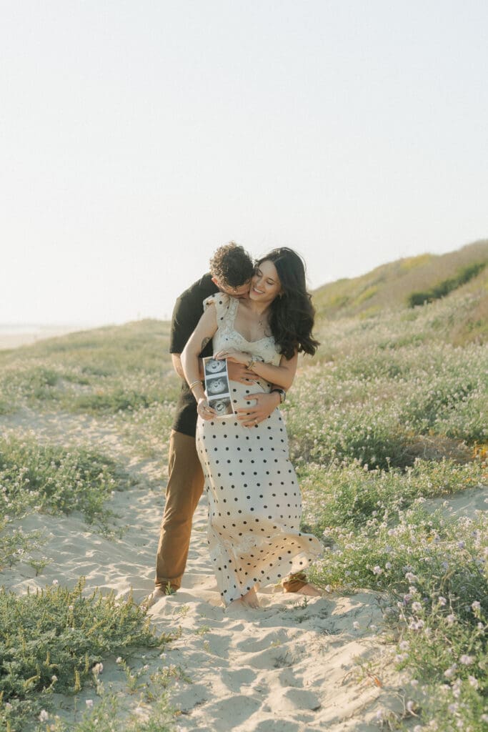 Outfit inspiration for beach maternity photo session