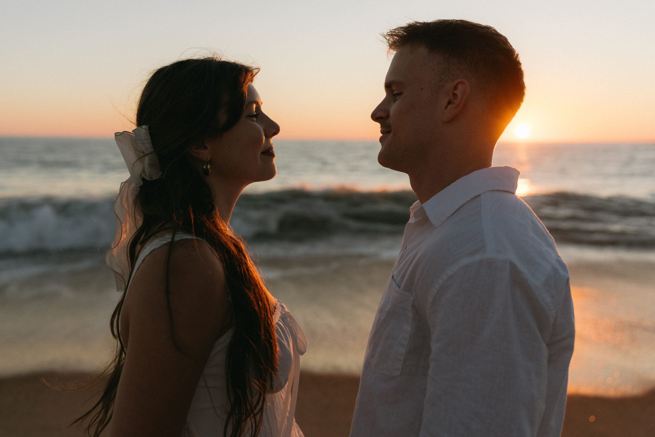 candid couples photo ideas: couple holding each other’s faces.